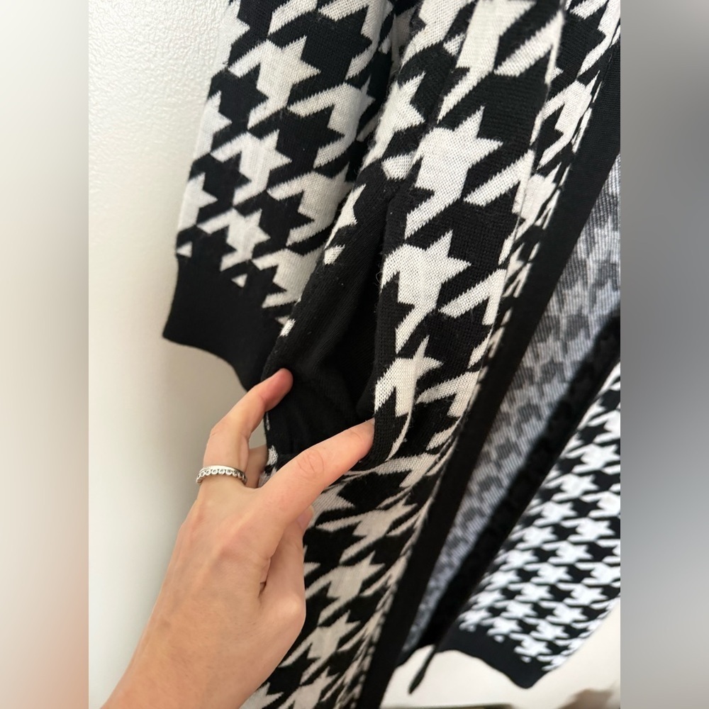 Black and White Houndstooth open front longline wool cardigan - Picture 8 of 15